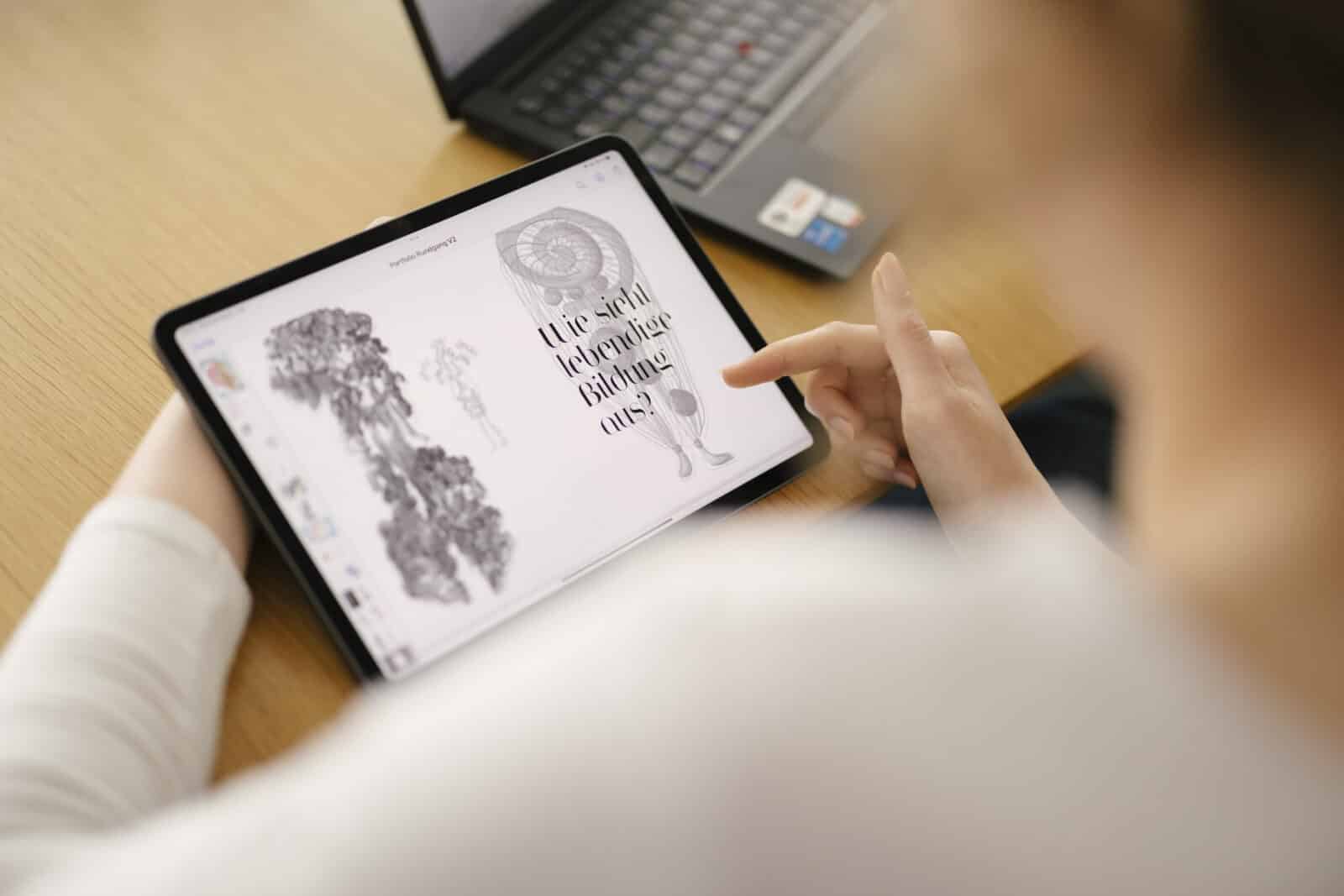 Mit KI lernen: Frau benutzt Tablet